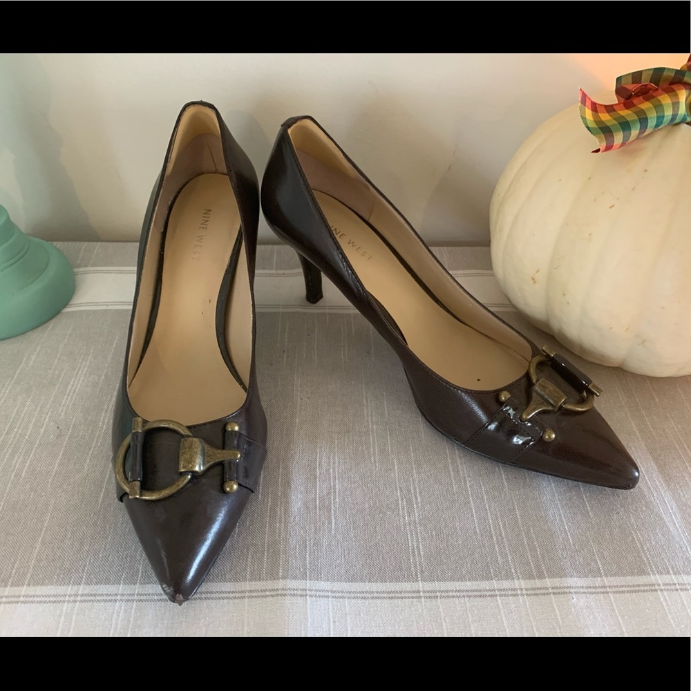 Brown buckle detail pumps